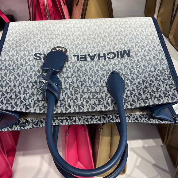 Michael Kors Mirella Medium Ombré Logo EW Tote Bag
Navy
NWT - Picture 11 of 14